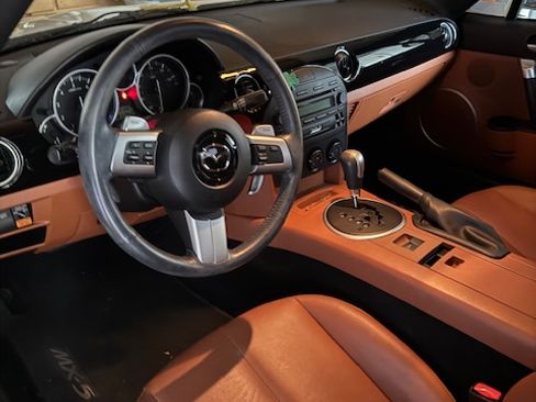 Used 2006 MAZDA MX-5 Miata Grand Touring w/ Premium Pkg image 12