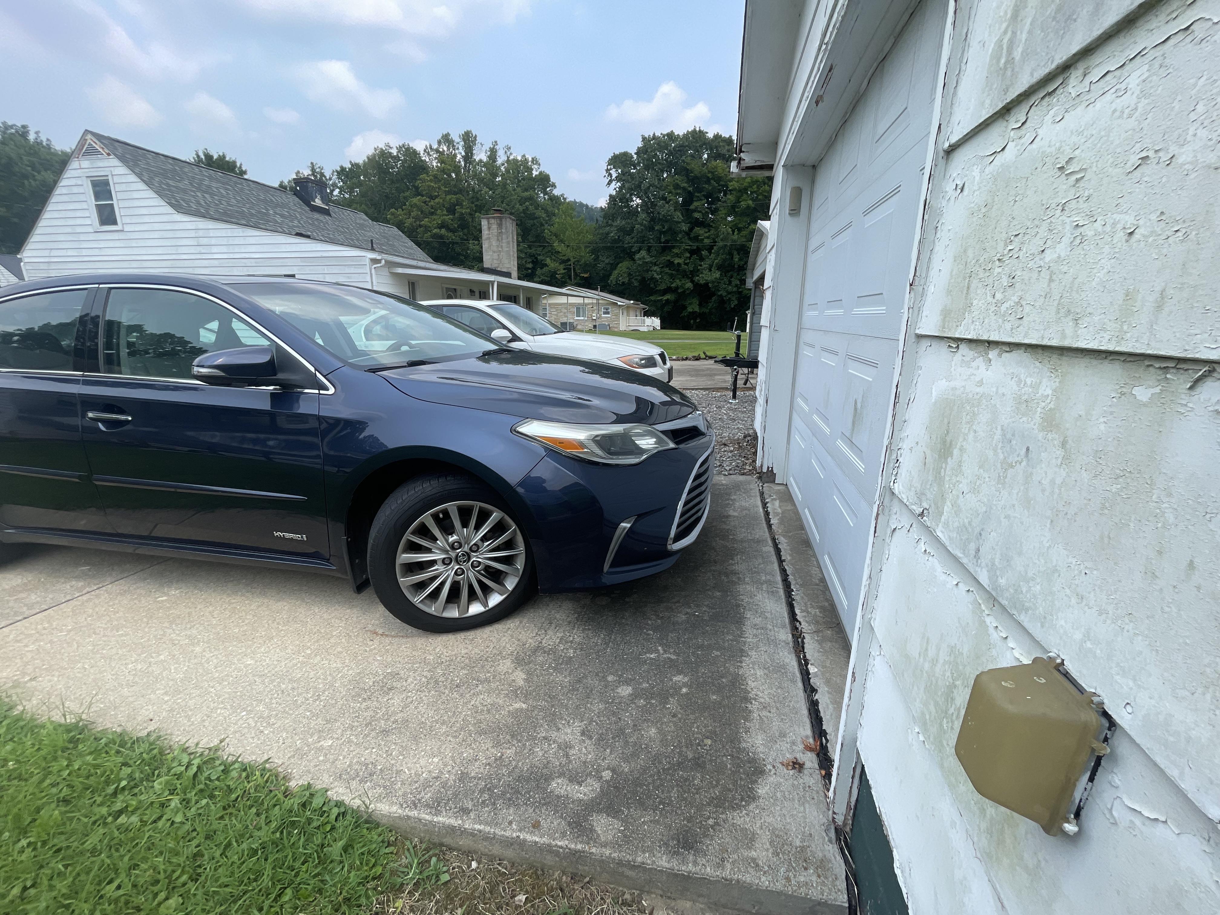 Used 2018 Toyota Avalon Limited w/ All Weather Liner Package FWD image 1