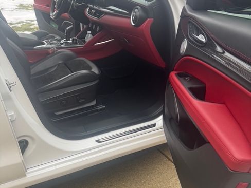 Used 2020 Alfa Romeo Stelvio Quadrifoglio image 12