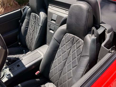 Used 2006 MAZDA MX-5 Miata Sport image 9