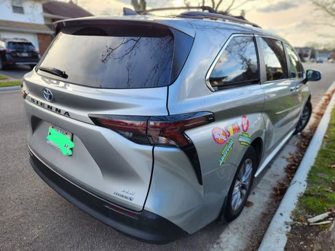 Used 2023 Toyota Sienna XLE image 4