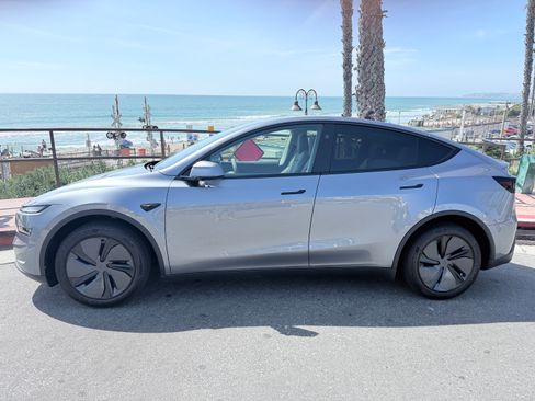 Used 2026 Tesla Model Y Long Range image 4