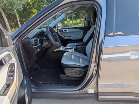 Used 2021 Ford Explorer XLT w/ Equipment Group 202A RWD image 10