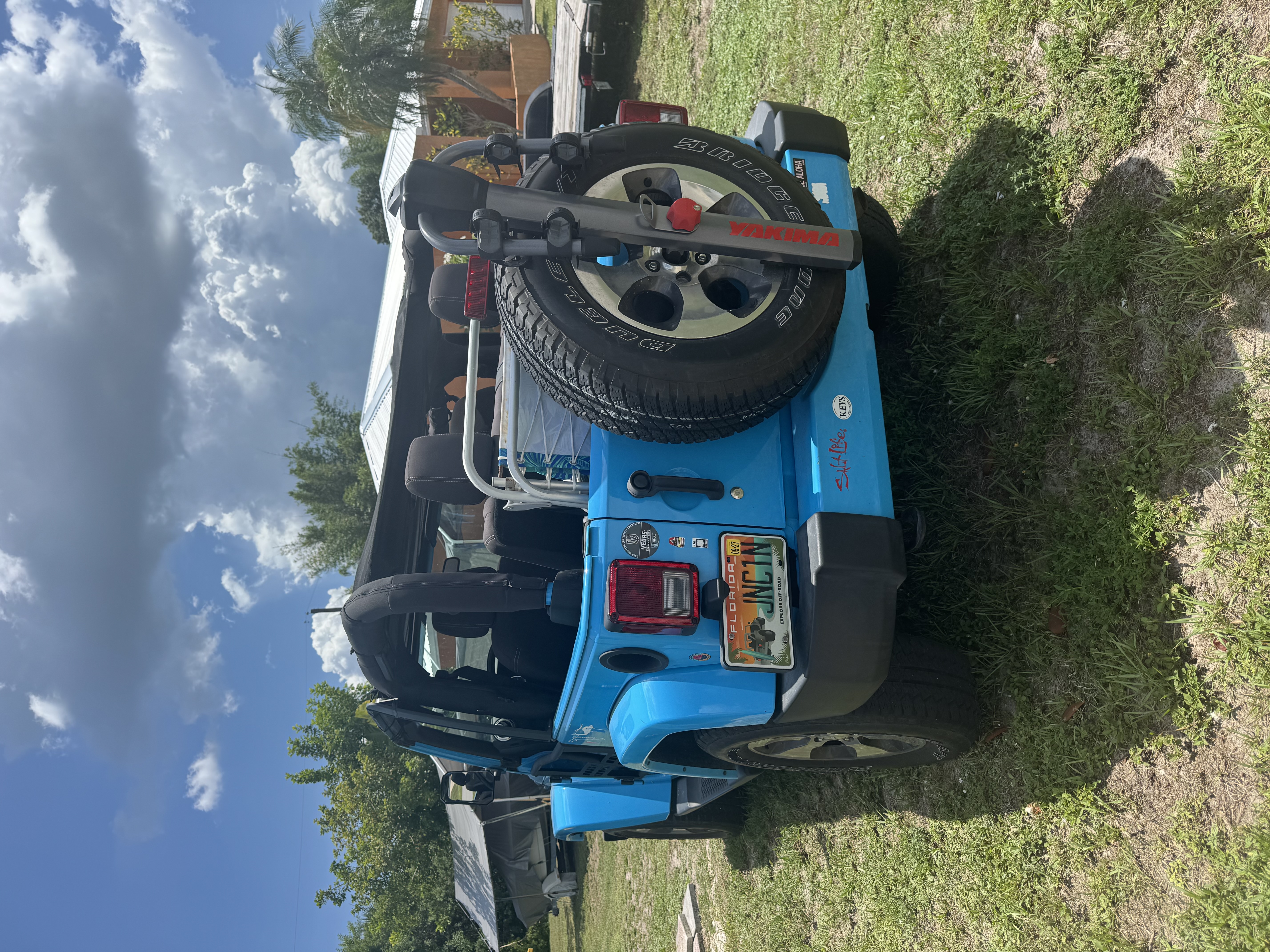 Used 2017 Jeep Wrangler Sahara w/ Connectivity Group AWD/4WD image 4