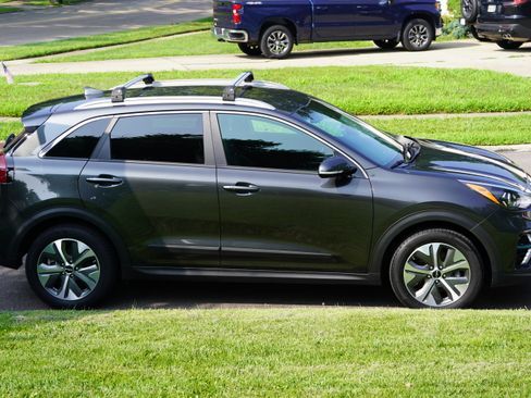 Used 2022 Kia Niro EX w/ Cold Weather Package FWD image 9