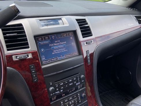 Used 2013 Cadillac Escalade ESV Premium RWD image 9