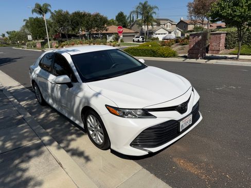 Used 2019 Toyota Camry LE FWD image 2