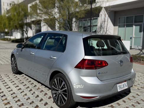 Used 2016 Volkswagen e-Golf SE image 4