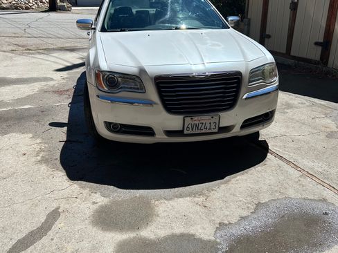 Used 2011 Chrysler 300 Limited image 1