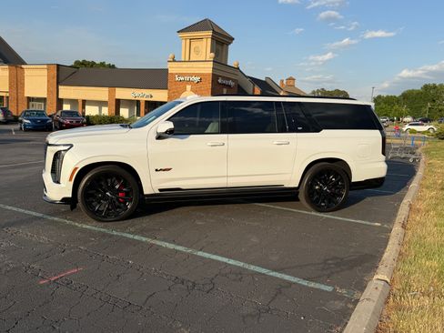 Used 2026 Cadillac Escalade ESV V AWD/4WD image 1