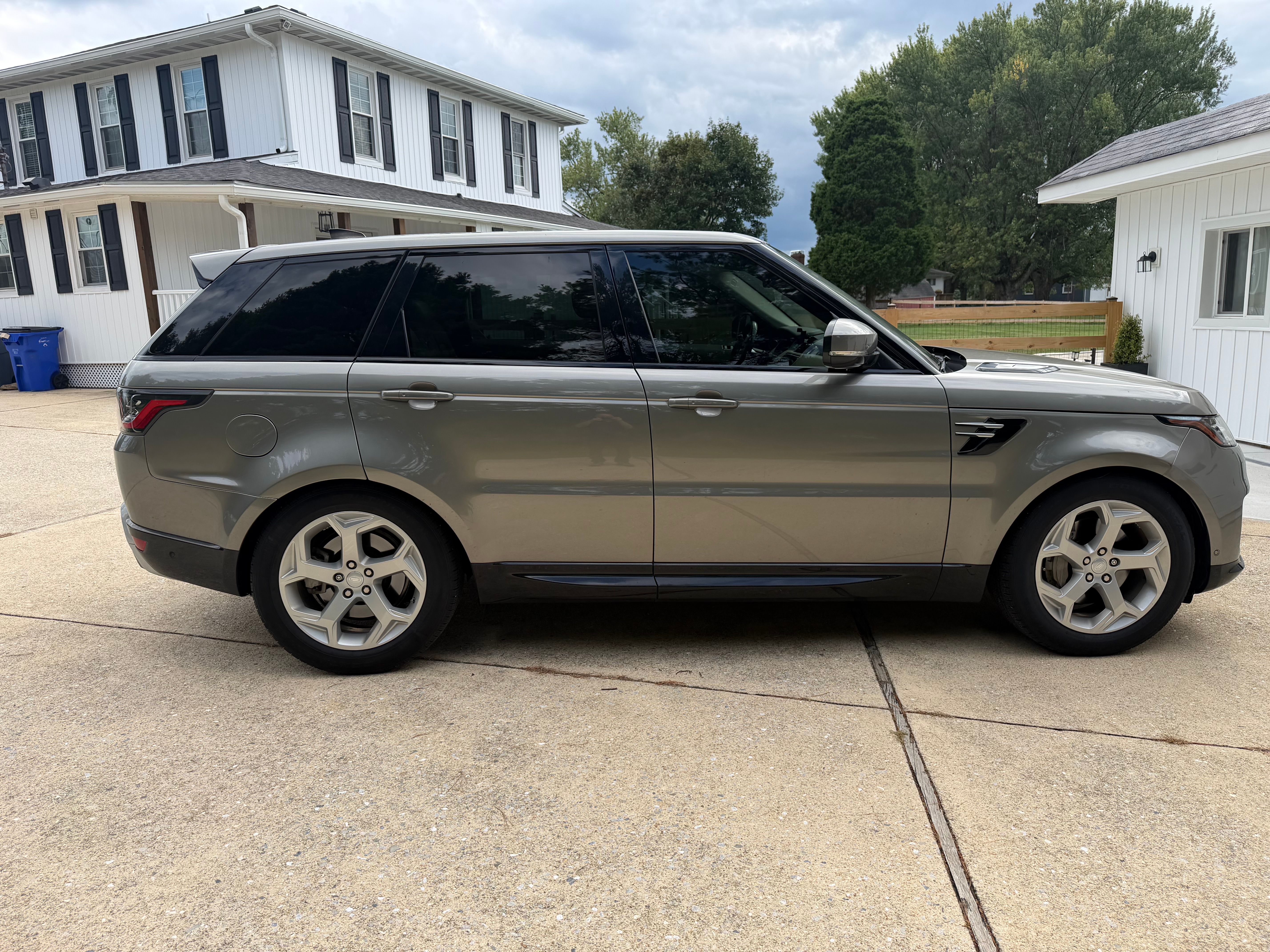Used 2018 Land Rover Range Rover Sport HSE AWD/4WD image 2
