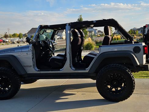 Used 2015 Jeep Wrangler Unlimited Rubicon w/ Dual Top Group AWD/4WD image 11