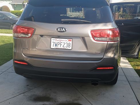 Used 2017 Kia Sorento LX w/ LX Convenience Package image 2