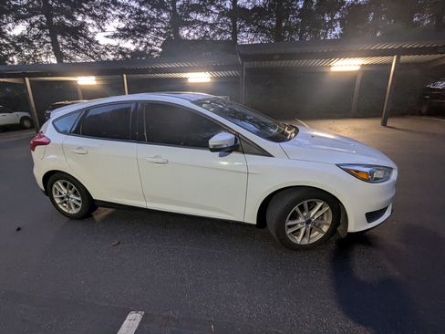Used 2015 Ford Focus SE image 1
