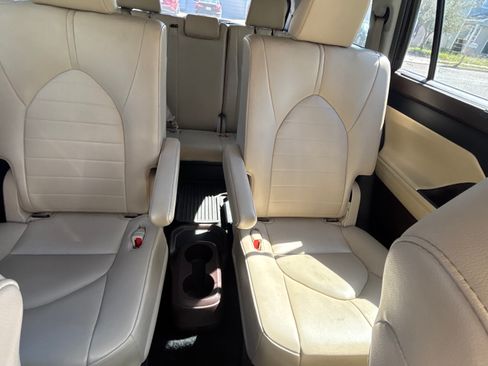 Used 2021 Toyota Highlander XLE image 12