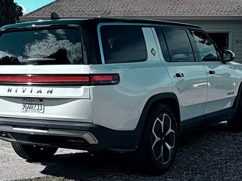 Used 2023 Rivian R1S Adventure image 4