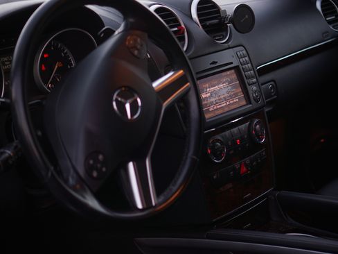 Used 2011 Mercedes-Benz GL 450 4MATIC image 8