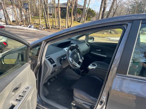 Used 2012 Toyota Prius V Three image 4