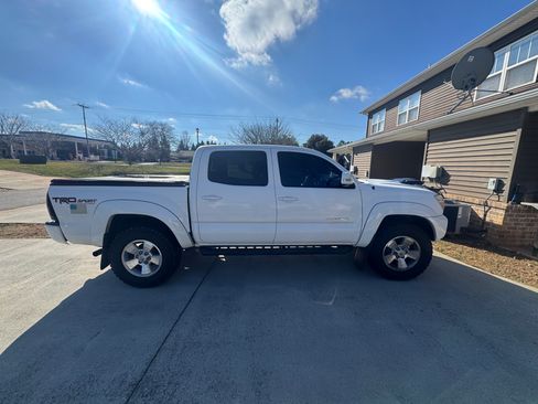 Used 2015 Toyota Tacoma Pickup 4D 5 ft image 11