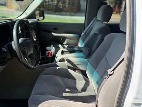 Used 2004 Chevrolet Tahoe LS w/ Preferred Equipment Group RWD image 9