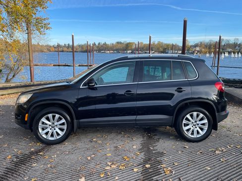 Used 2009 Volkswagen Tiguan SEL image 1