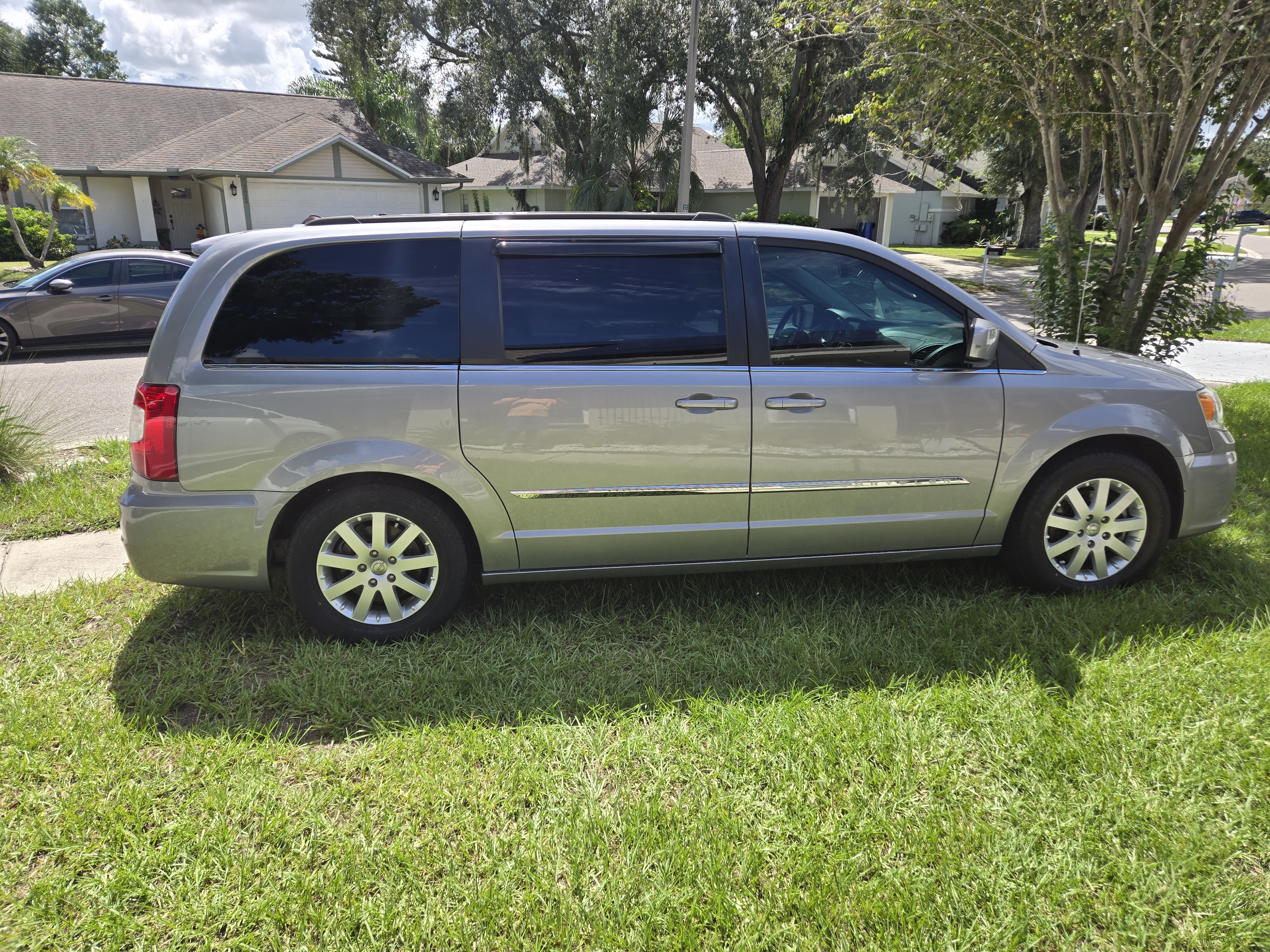 Used 2016 Chrysler Town & Country Touring FWD image 5