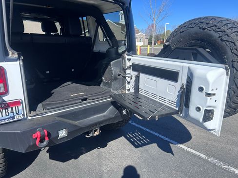 Used 2013 Jeep Wrangler Unlimited Rubicon w/ Connectivity Group image 10