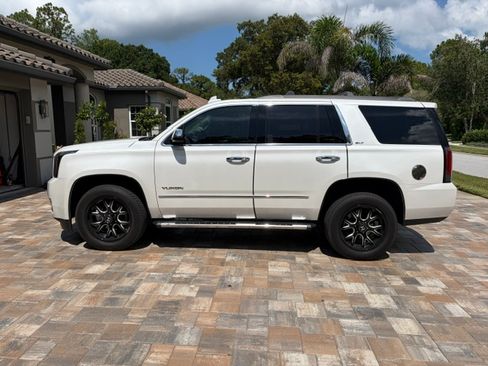 Used 2017 GMC Yukon SLT w/ Open Road Package AWD/4WD image 1