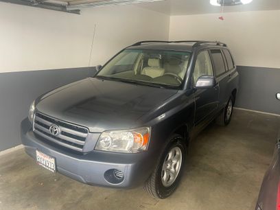 Used 2005 Toyota Highlander 2WD w/ 3rd Row