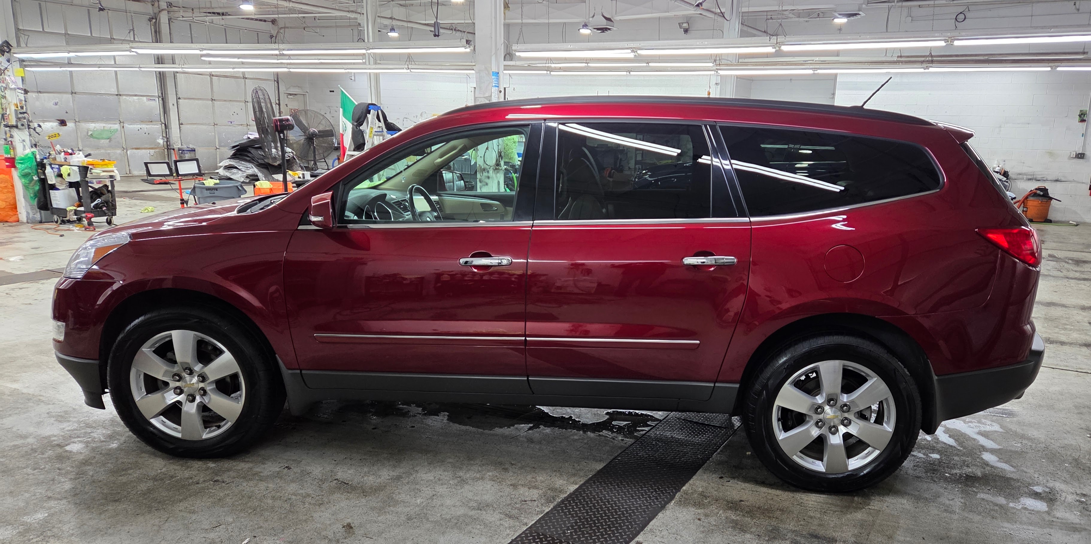 Used 2011 Chevrolet Traverse LTZ AWD/4WD image 2