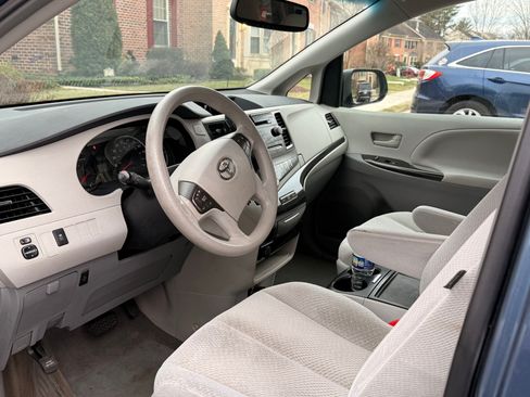 Used 2013 Toyota Sienna LE image 2