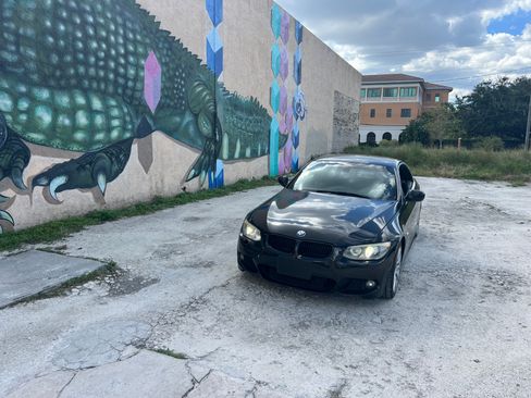 Used 2011 BMW 335i Convertible image 2