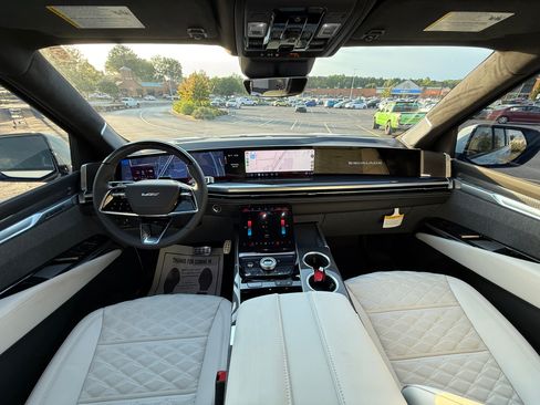 Used 2026 Cadillac Escalade ESV V AWD/4WD image 15