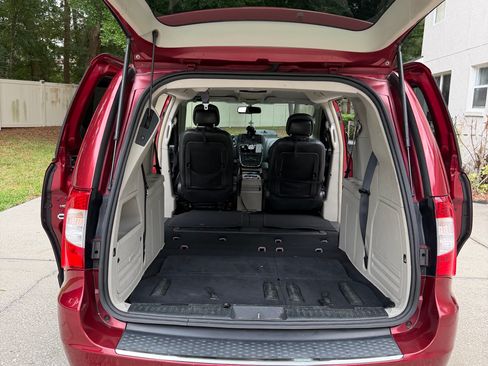 Used 2016 Chrysler Town & Country Touring FWD image 8