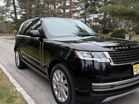 Used 2024 Land Rover Range Rover Long Wheelbase SE image 2