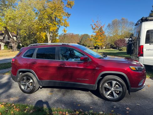 Used 2021 Jeep Cherokee Limited image 2