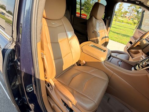 Used 2017 Cadillac Escalade ESV Platinum AWD/4WD image 21