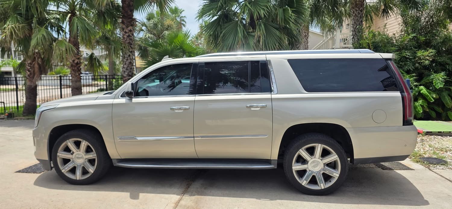 Used 2017 Cadillac Escalade ESV Luxury RWD image 2