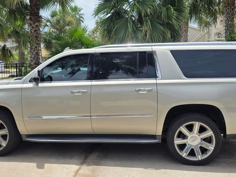 Used 2017 Cadillac Escalade ESV Luxury RWD image 2