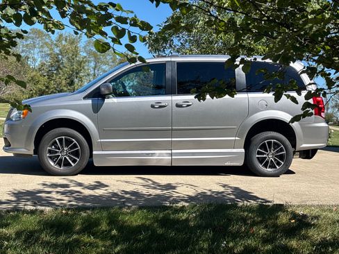 Used 2017 Dodge Grand Caravan SXT image 10