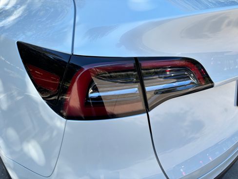 Used 2022 Tesla Model Y Long Range image 26