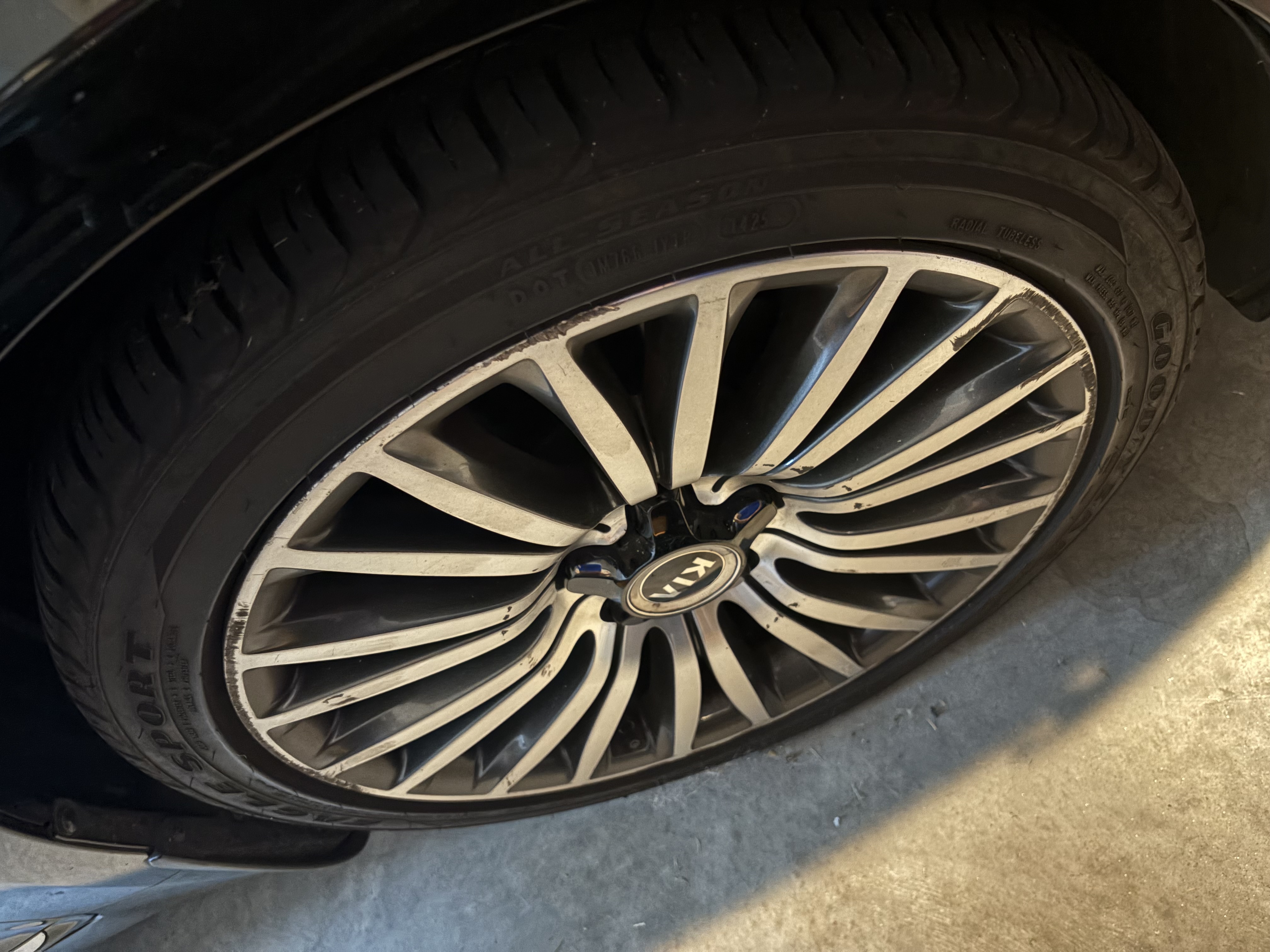 Used 2015 Kia Cadenza Premium w/ Technology Package FWD image 6