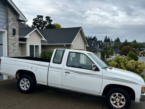 Used 1997 Nissan Pickup 2WD King Cab image 1