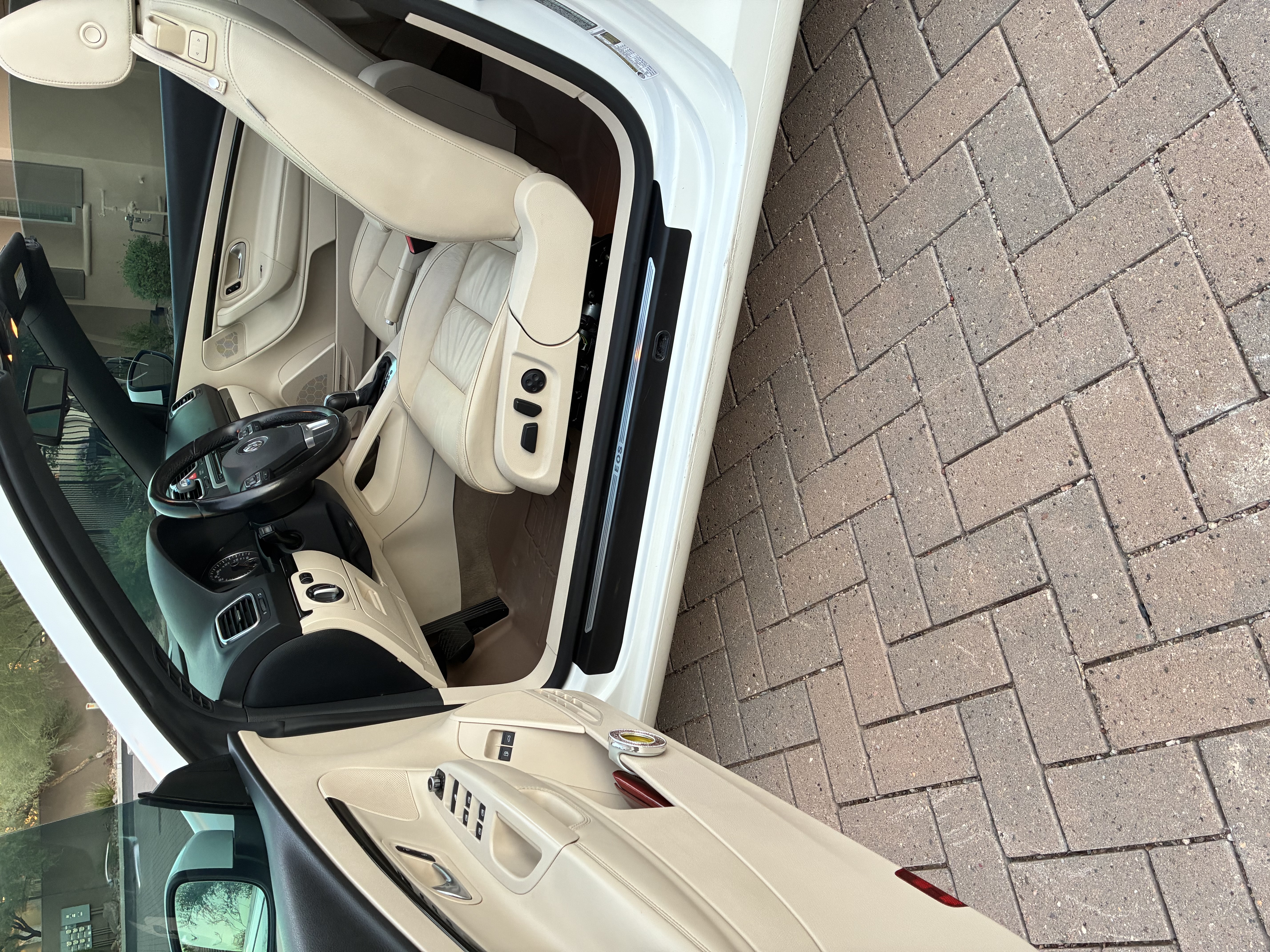 Used 2013 Volkswagen Eos Lux FWD image 11