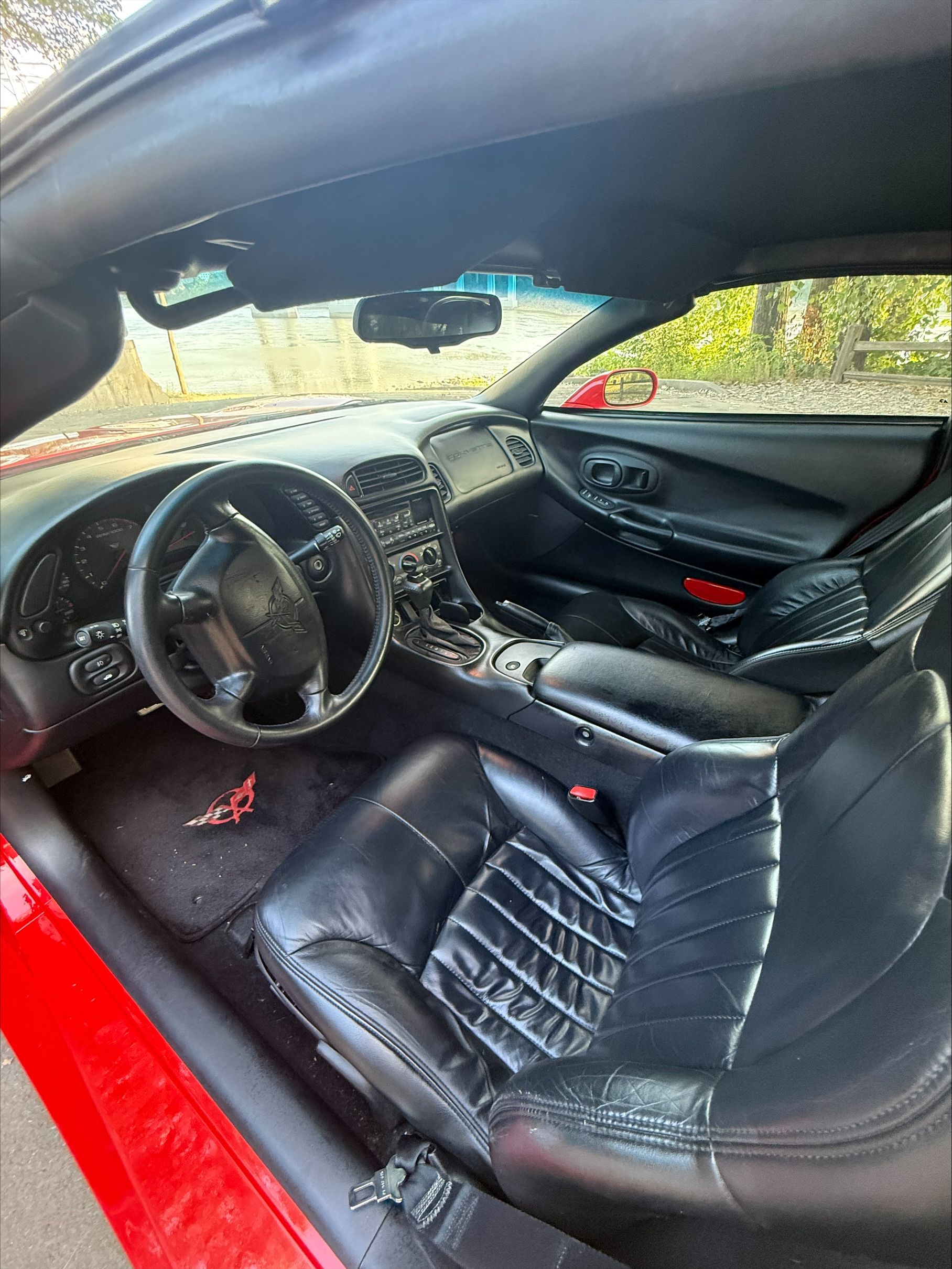 Used 1998 Chevrolet Corvette Coupe w/ Performance Handling Pkg RWD image 13