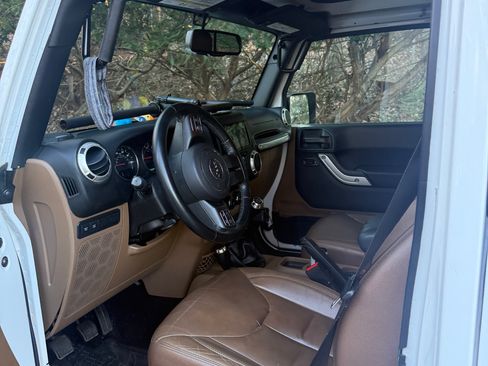 Used 2018 Jeep Wrangler Unlimited Rubicon w/ Connectivity Group image 15