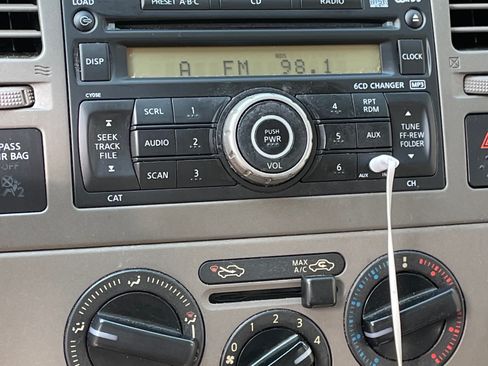 Used 2008 Nissan Versa Hatchback FWD image 17