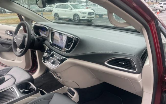 Used 2023 Chrysler Pacifica Touring-L w/ Uconnect Theater Family Group AWD/4WD image 2