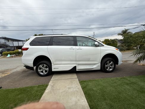 Used 2015 Toyota Sienna LE FWD image 9