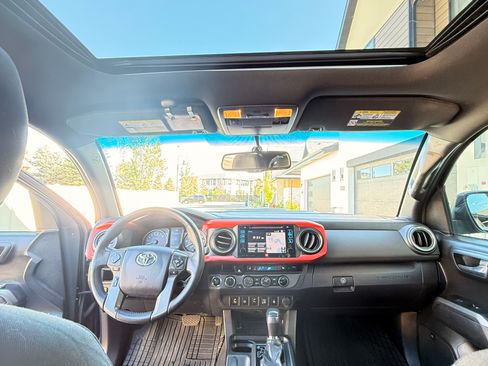 Used 2017 Toyota Tacoma TRD Sport AWD/4WD image 5